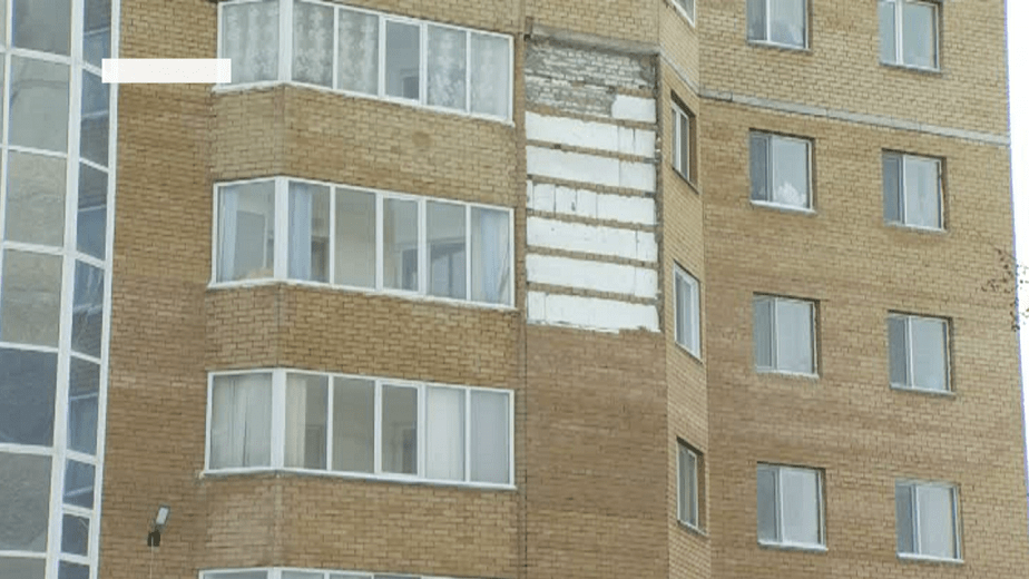 Жители столицы просят восстановить многоэтажки, пострадавшие из-за сильного ветра