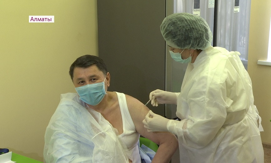 Вакцинация в Алматы: прививку от ковида получили Главный санврач мегаполиса и руководитель Горздрава