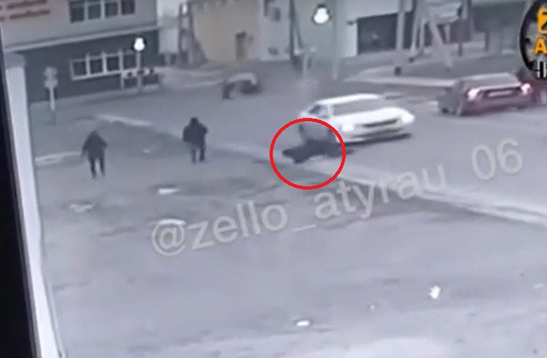 Пешеход бросился под машину: автоподстава попала на видео в Атырау 
