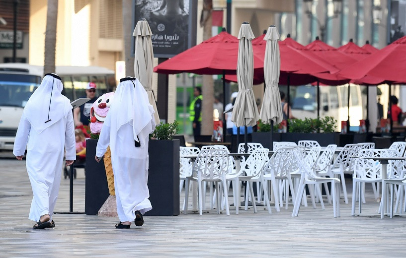 COVID-19: Дубай закрывает клубы и торговые центры, в Британии снижается число зараженных