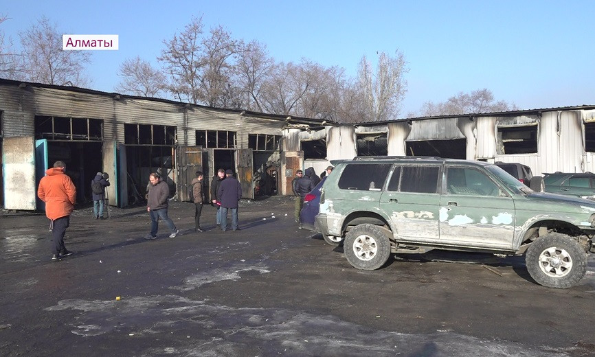 Новые подробности пожара на СТО в Алматы: около 20 авто сгорело