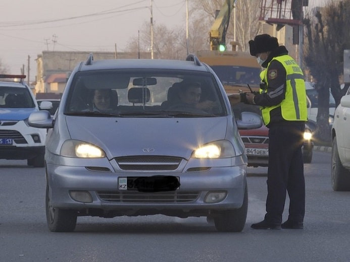 Загранпаспорт вместо водительского удостоверения: какие документы могут предъявлять автовладельцы в Казахстане