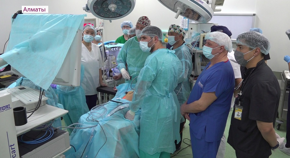 Ресейден келген маман қазақстандық хирургтарға ота жасаудың бірегей әдісін көрсетті