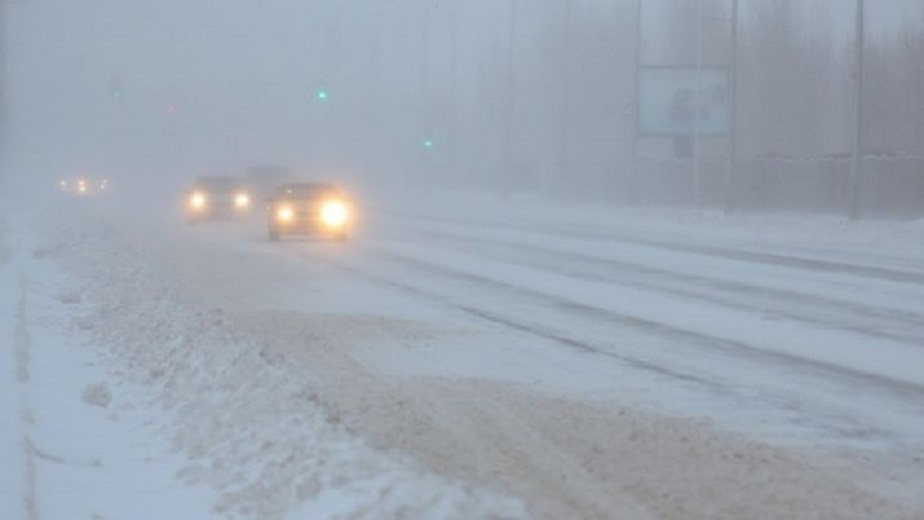 Снегопад и метель в ВКО: два пассажирских автобуса попали в снежный плен 