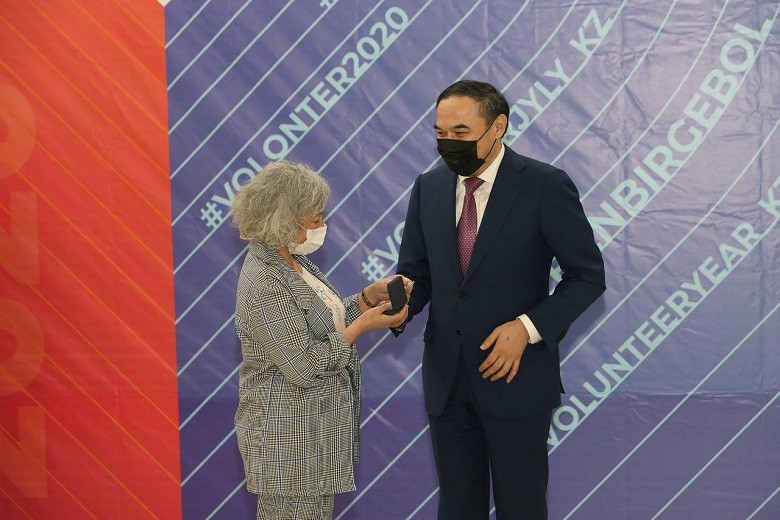 Ержан Бабакумаров вручил алматинским волонтерам награды за вклад в борьбу с COVID-19