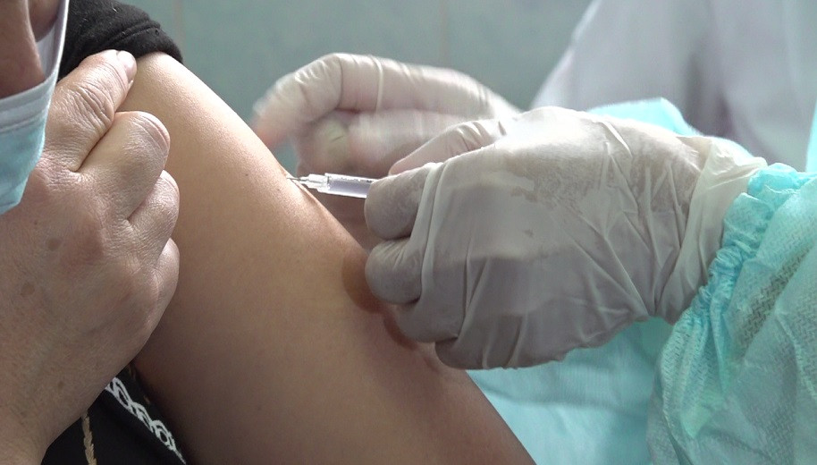 В целях собственной безопасности получила прививку - медики Алматы активно вакцинируются от COVID-19