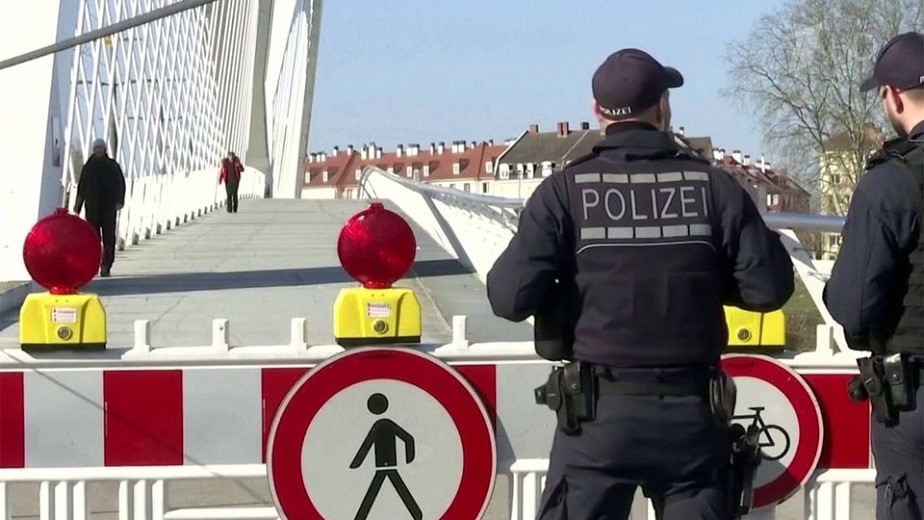 COVID-19 в Европе: Германия закрывает границы от соседей, в Венгрии вводят иммунные паспорта (дайджест)