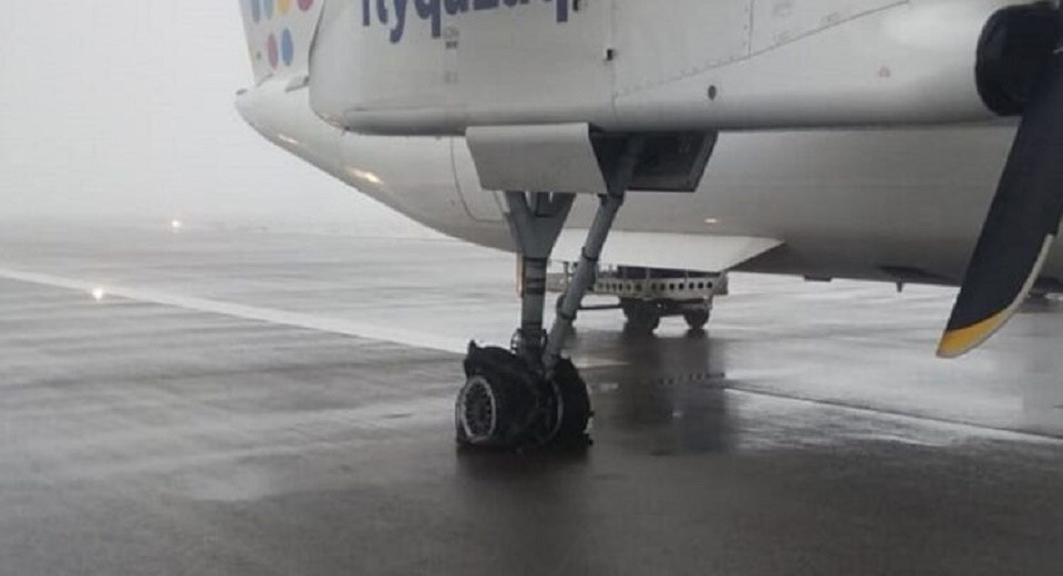 У самолета Qazaq Air лопнули шасси в аэропорту Алматы