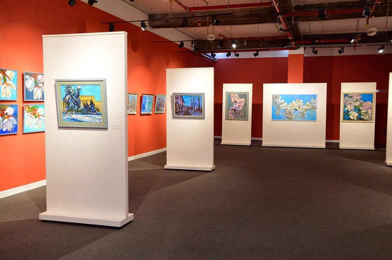 В Алматы открылась выставка известной художницы Анары Абжановой