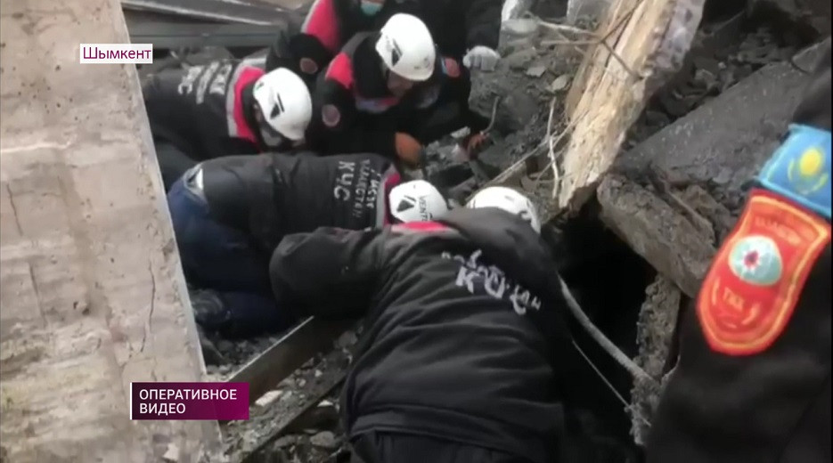 Железобетонная плита упала на жителей Шымкента: новые подробности трагедии