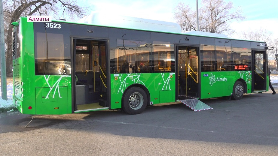 Большая вместимость, улучшенный кондиционер - новые автобусы в Алматы оценили водители