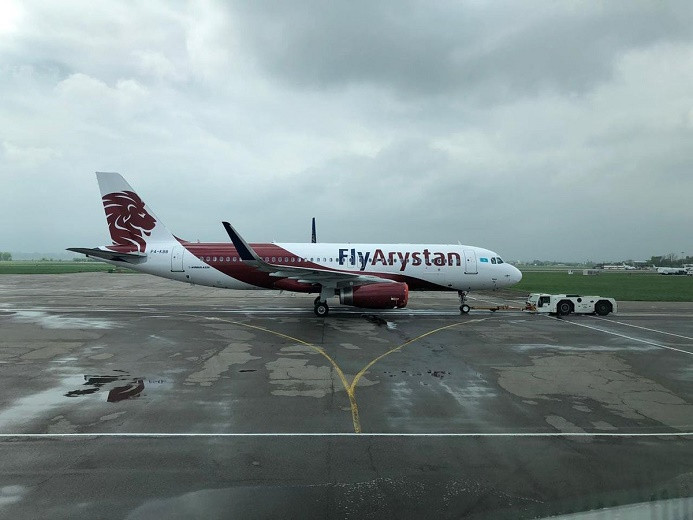 Летевший из Нур-Султана в Шымкент самолет экстренно сел в Алматы