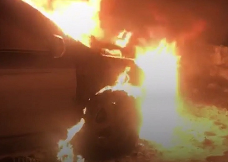 Неизвестные сожгли машину главы города посреди ночи