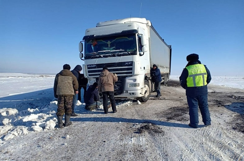 Ветром сдуло: в нештатной ситуации оказался грузовик на трассе Усть-Каменогорск-Семей