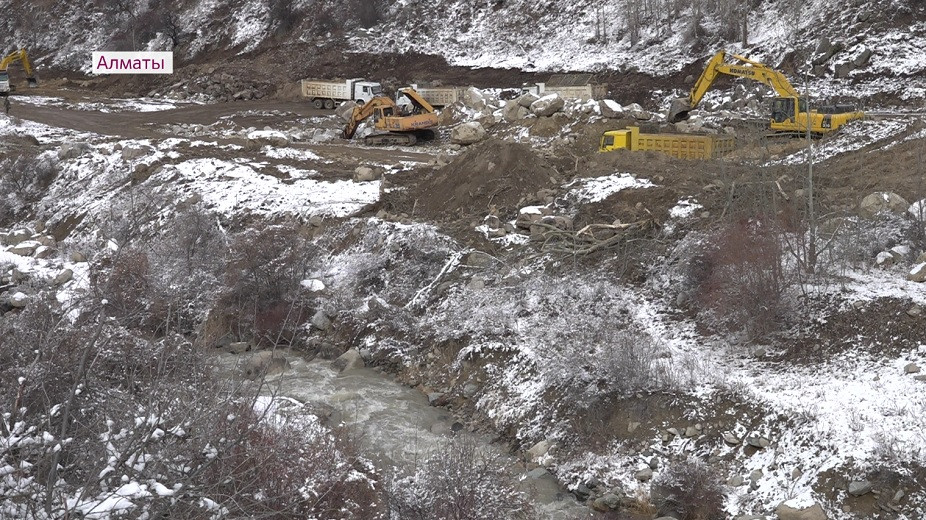 Селезащитные плотины строят в горах Алматы 