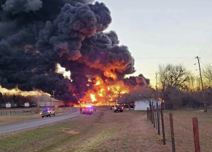 Взрыв прогремел при столкновении поезда с грузовиком в Техасе