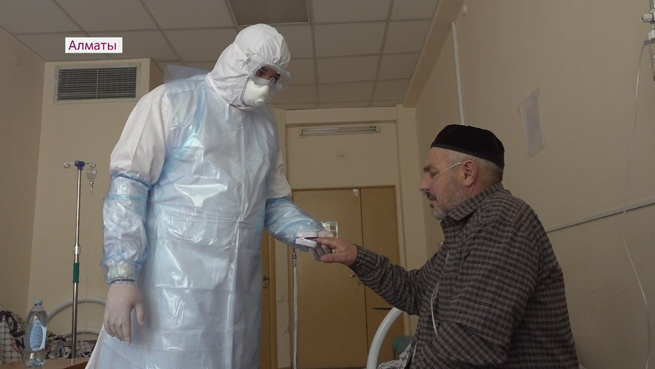 Алматинские медики спасли 54-летнего пациента с полным поражением легких