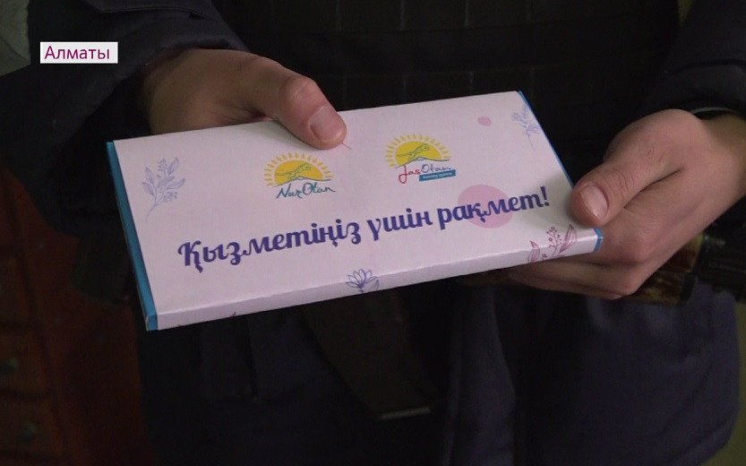 День благодарности в Алматы: пожарным, полицейским, врачам вручили сладкие подарки