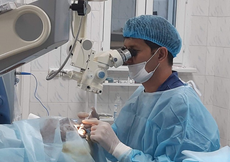 Алматинские врачи спасли зрение пациентке