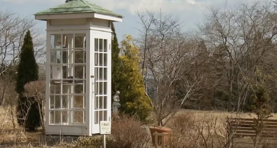 Звонок на тот свет: в Японии появилась телефонная будка для связи с погибшими родственниками