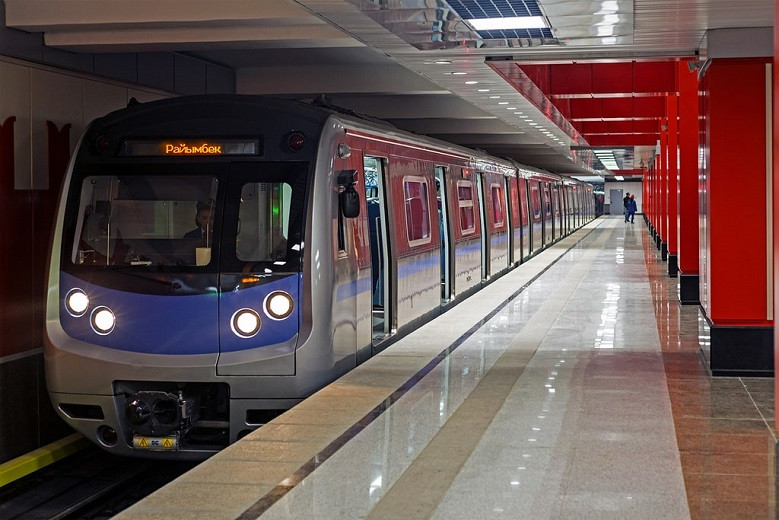 Алматылық оқушы қыздар мереке күні метрода тегін жол жүре алады