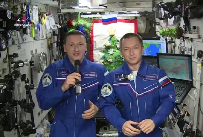 Космонавты поздравили женщин, записав видео в невесомости