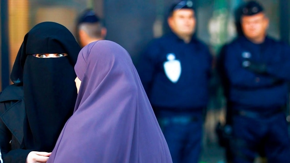 Паранджа под запретом: в Швейцарии состоялся референдум о ношении женской одежды, скрывающей лицо 