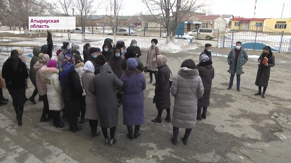 Учителя школы в Атырауской области рассказали о проблемах с новым директором и зарплатой