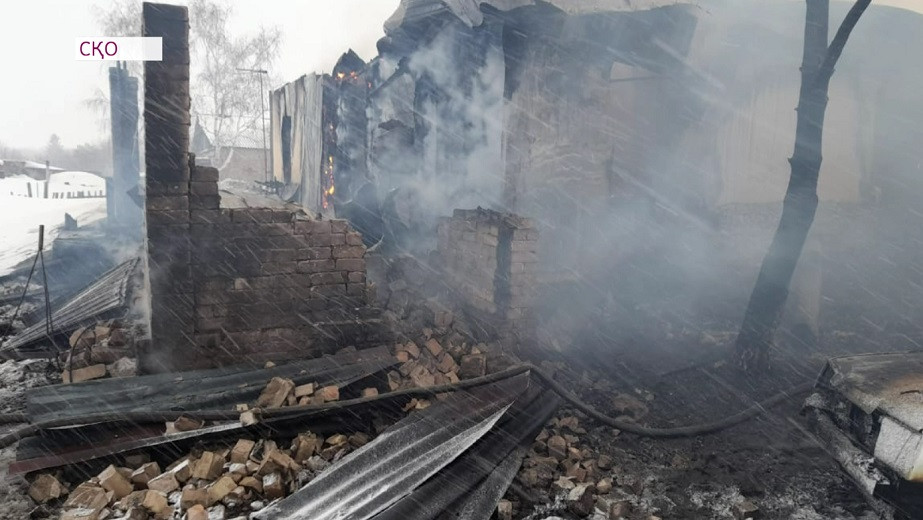 Взрыв в СКО: пожарная машина не смогла подъехать к горящему дому из-за нечищеных дорог 