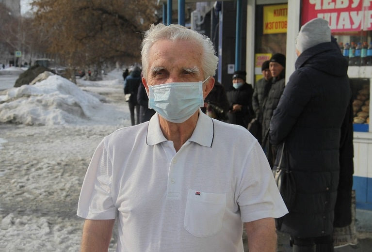 Морозам назло: пенсионер из Усть-Каменогорска 30 лет ходит зимой без верхней одежды