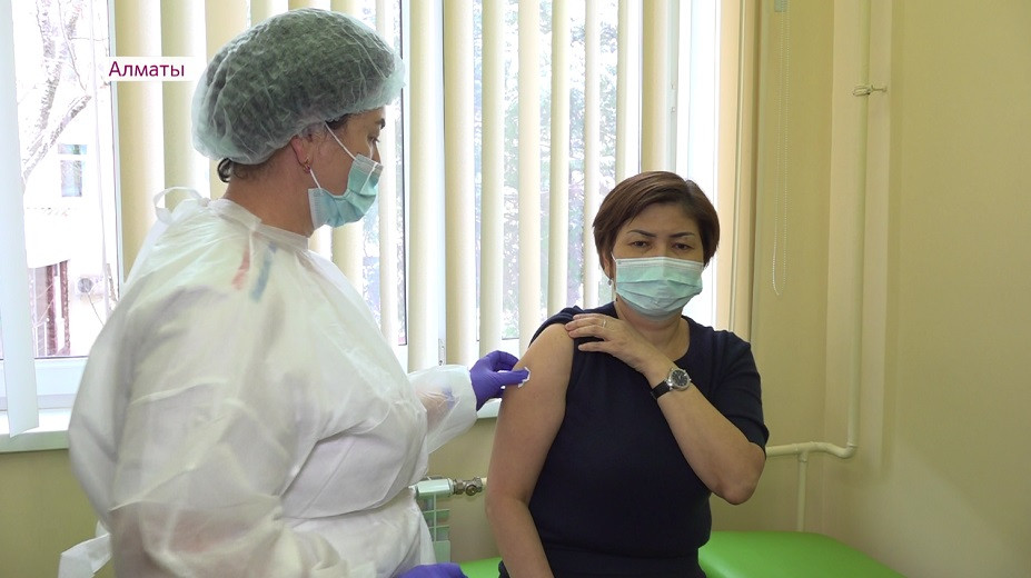 Алматының бас педагогі КВИ вакцинасын салғызды 