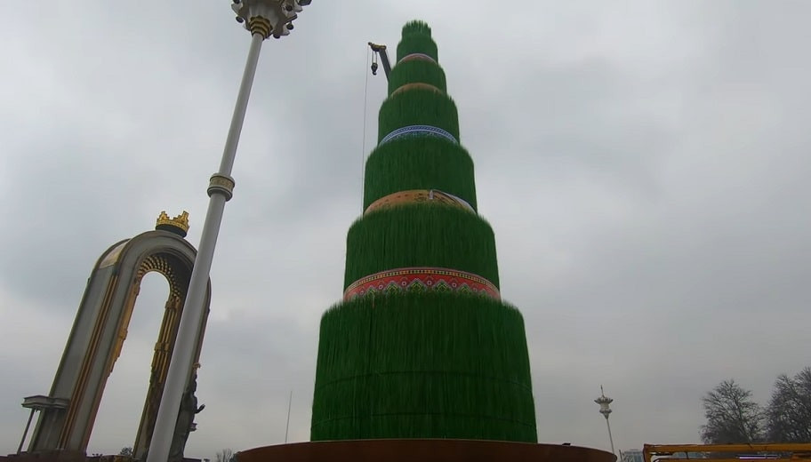 Самый высокий в мире символ Наурыза установили в Таджикистане