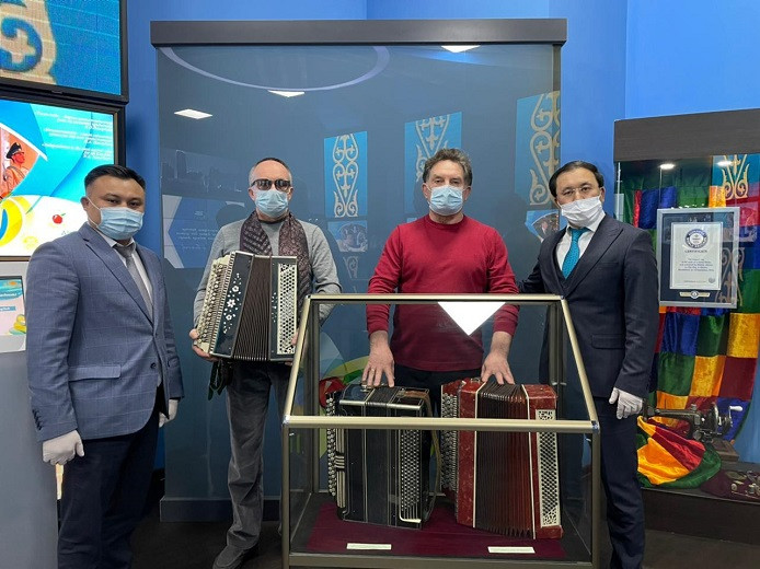 Три уникальных баяна передали в дар музею Алматы