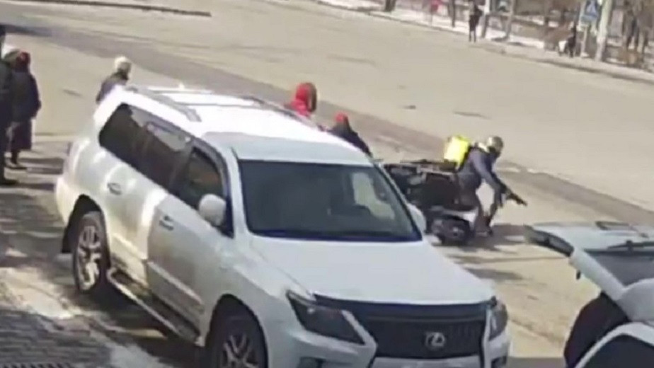 Мопед наехал на коляску с ребенком: полиция задержала горе-водителя