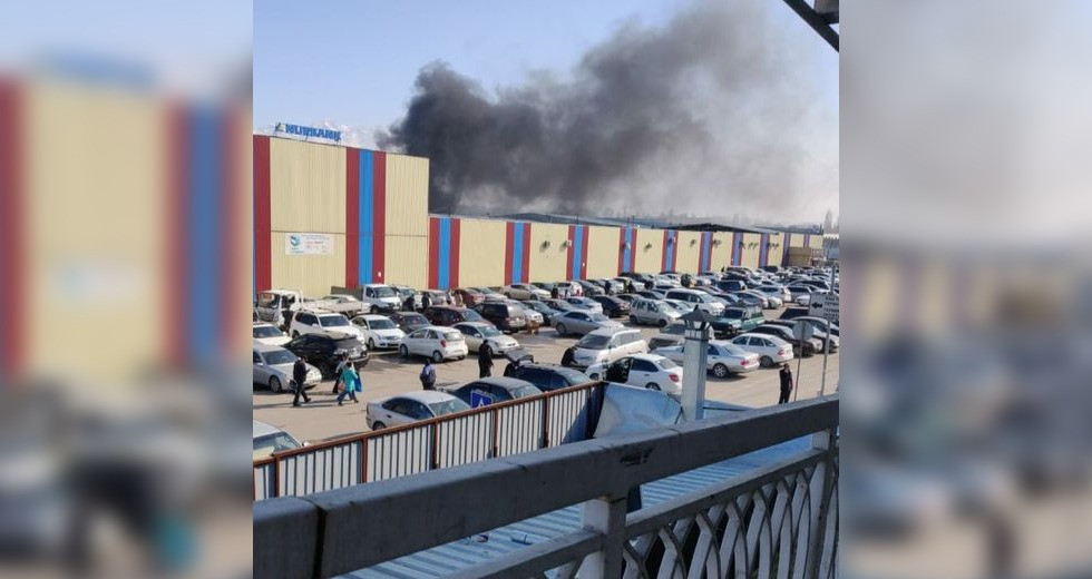 Пожар на рынке "Байсат": горели контейнеры