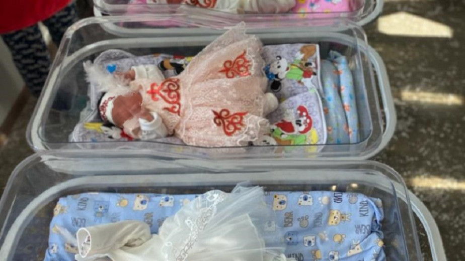Дети Наурыза: новорожденных выписывают в национальной одежде