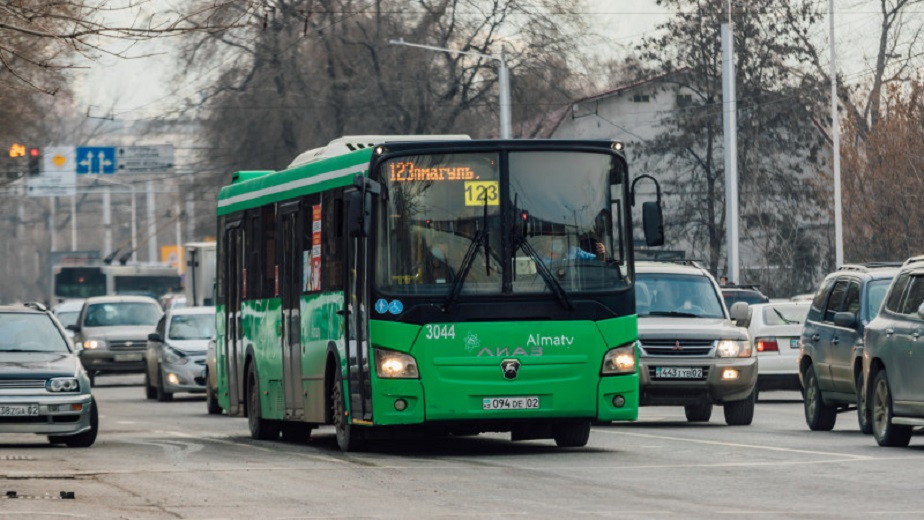 В Алматы усилен карантин: как будет работать общественный транспорт