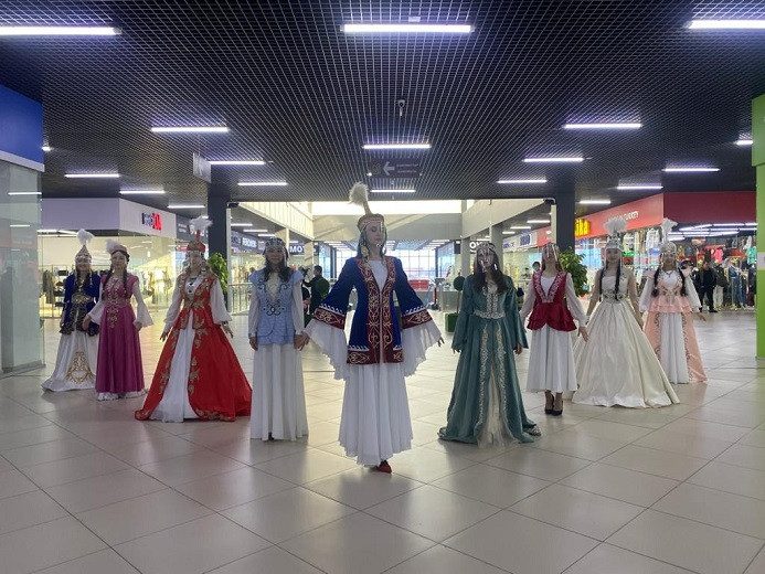 Праздничная атмосфера: девушки провели показ национальных костюмов в Караганде