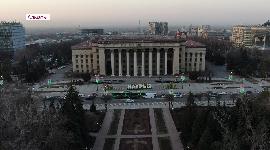 Праздничное настроение, несмотря на карантин - в Алматы появились декорации к Наурызу 