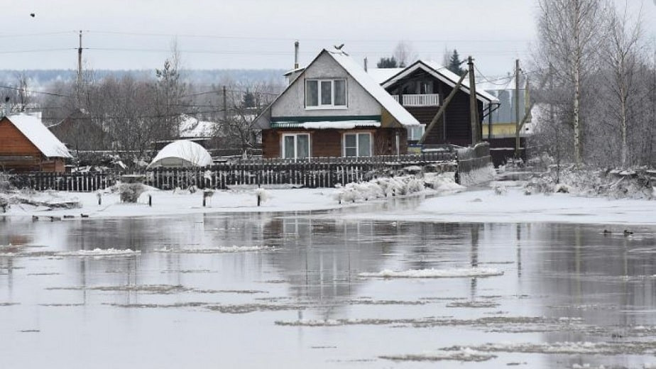 Паводок на востоке Казахстана: десятки домов затоплено