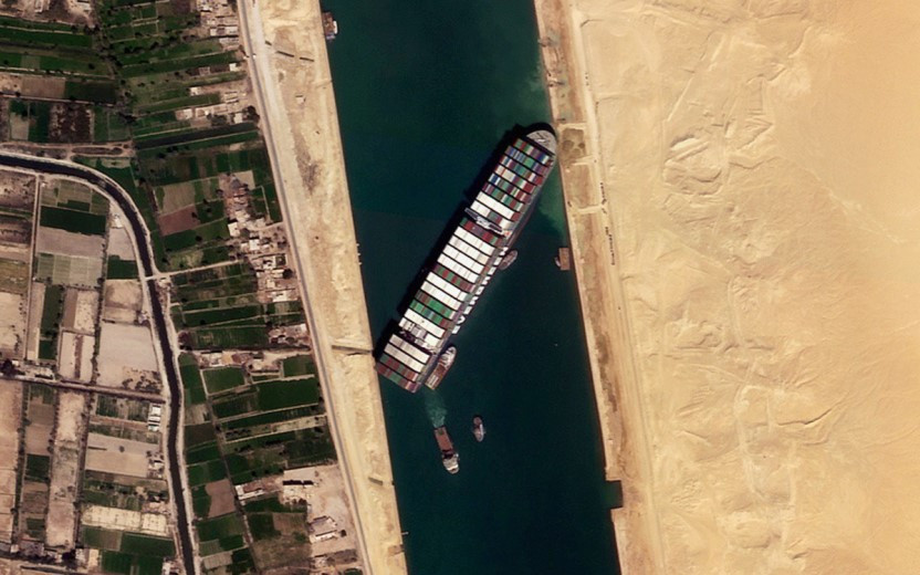 Конец многомиллиардным убыткам: заблокировавший Суэцкий канал контейнеровоз сняли с мели