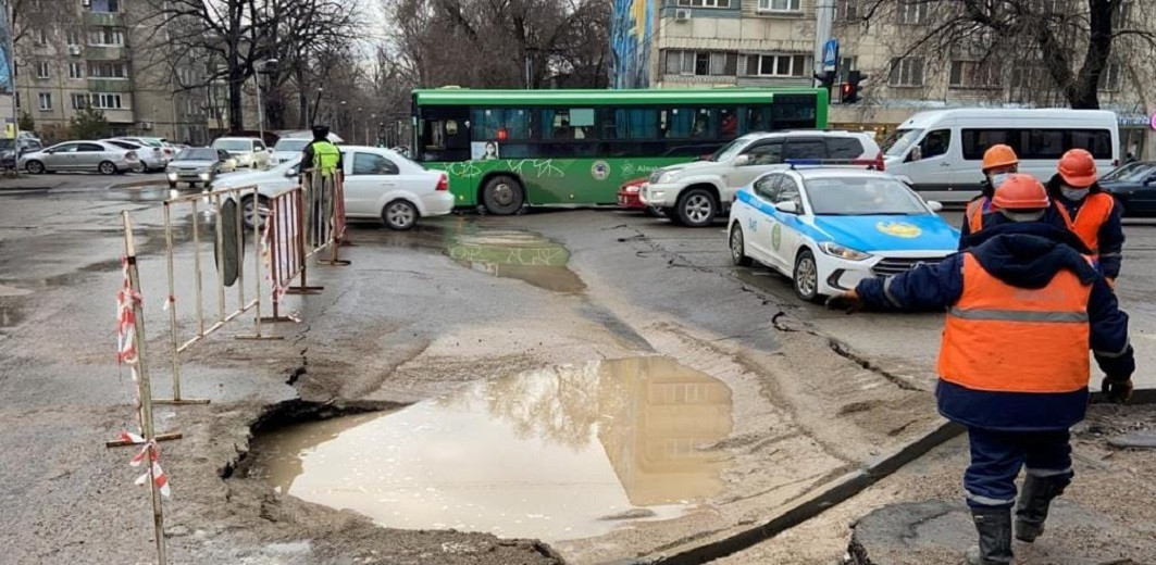 Штрафы и лишение лицензий: в Алматы наказывают подрядчиков за разрушенные дороги