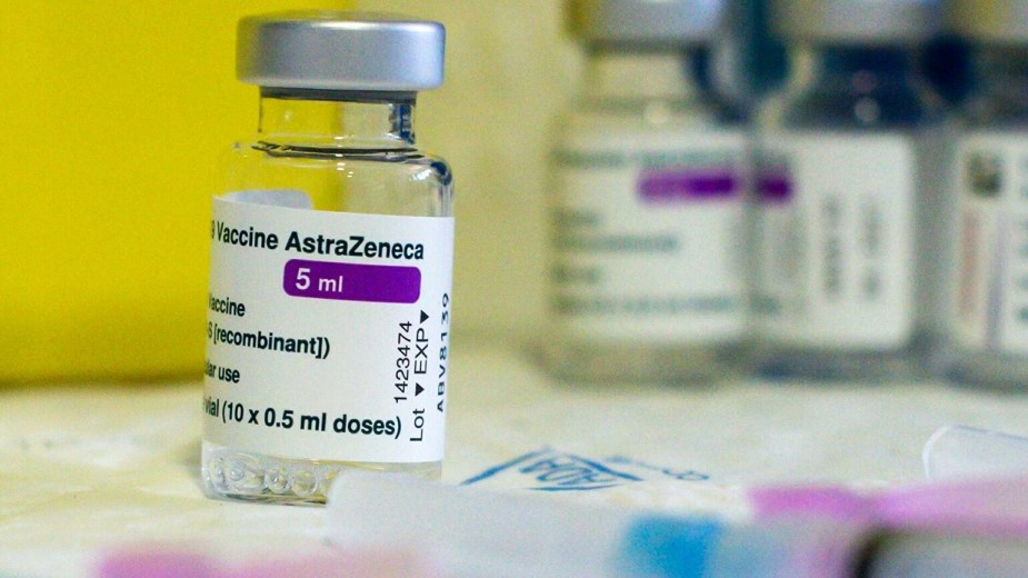 Вакцину AstraZeneca переименовали после обнаружения тромбоза у привившихся