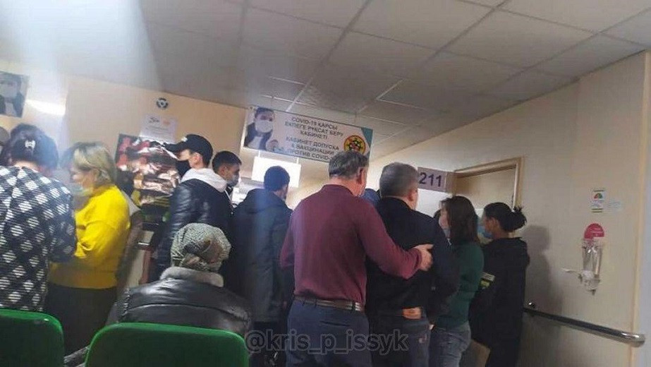 Толпа людей пришла за вакцинацией от COVID-19 в медучреждение Алматинской области