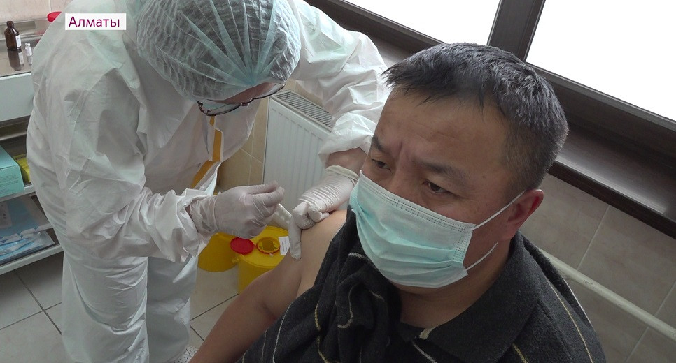 Никаких побочных эффектов: Алматинцы поделились ощущениями после вакцинации 