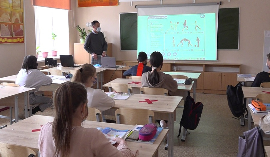 Социальная дистанция, дежурные группы, санитарные меры: алматинские школьники начали четвертую четверть