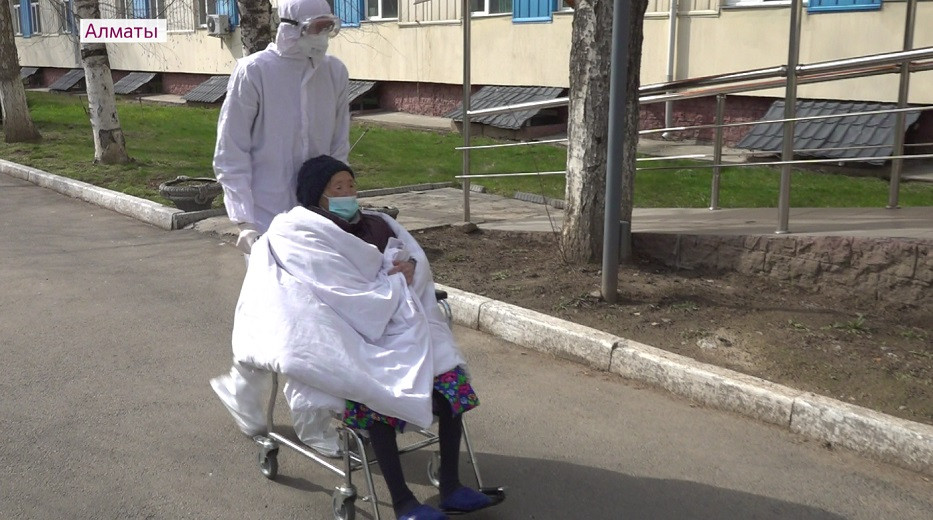 Было поражено 70% легких: в Алматы спасли 95-летнюю пациентку