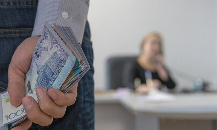 Себе дороже: почти на 600 тысяч тенге будут штрафовать казахстанцев за дачу взятки госслужащим