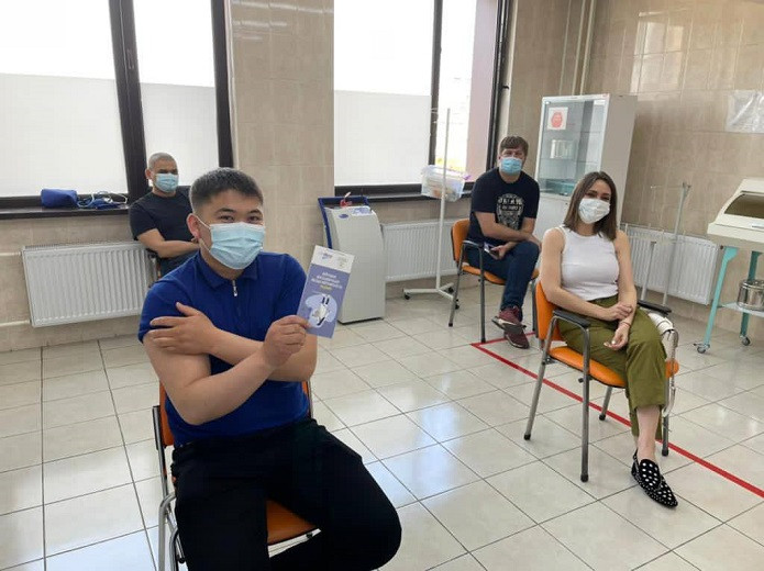 «Желаю, чтобы эта пандемия побыстрее закончилась» - жители Алматы продолжают получать вакцину против COVID-19