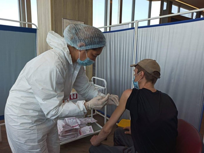К полудню в прививочном пункте ТРЦ вакцину от коронавируса получили 55 горожан